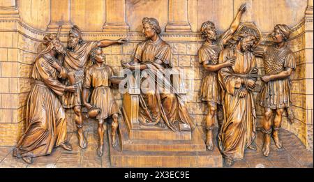 MAILAND, ITALIEN - 5. MÄRZ 2024: Das geschnitzte Relief Jesus vor Pilatus (Kreuzweg) in der Kirche Chiesa di San Camillo von Annibale Pagnoni (1900). Stockfoto