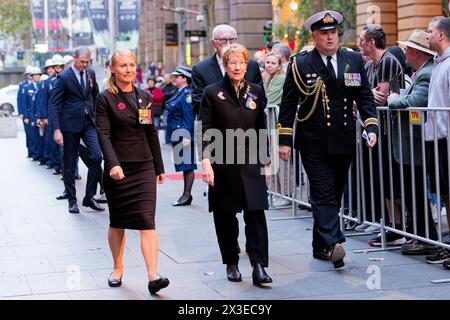 Sydney, Australien. April 2024. Margaret Beazley AC KC Gouverneur von New South Wales und die Vice Regal Party kommen während des ANZAC Day Sunset Service am 25. April 2024 im Martin Place Cenotaph in Sydney, Australien Credit: IOIO IMAGES/Alamy Live News Stockfoto