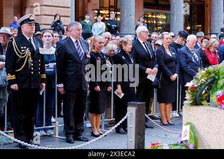 Sydney, Australien. April 2024. Margaret Beazley AC KC Gouverneur von New South Wales und die Vice Regal Party stehen vor dem Cenotaph während des ANZAC Day Sunset Service am 25. April 2024 im Martin Place Cenotaph in Sydney, Australien Credit: IOIO IMAGES/Alamy Live News Stockfoto