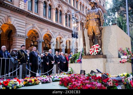 Sydney, Australien. April 2024. Margaret Beazley AC KC Gouverneur von New South Wales und die Vice Regal Party stehen vor dem Cenotaph während des ANZAC Day Sunset Service am 25. April 2024 im Martin Place Cenotaph in Sydney, Australien Credit: IOIO IMAGES/Alamy Live News Stockfoto