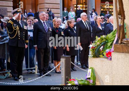 Sydney, Australien. April 2024. Gouverneur von New South Wales und die Vice Regal Party hören die australische Nationalhymne während des Sunset Service am 25. April 2024 im Martin Place Cenotaph in Sydney, Australien Credit: IOIO IMAGES/Alamy Live News Stockfoto