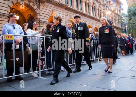 Sydney, Australien. April 2024. Margaret Beazley AC KC Gouverneur von New South Wales und die Vice Regal Party starten nach dem Sunset Service am 25. April 2024 im Martin Place Cenotaph in Sydney, Australien Credit: IOIO IMAGES/Alamy Live News Stockfoto