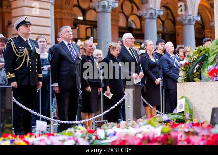 Sydney, Australien. April 2024. Margaret Beazley AC KC Gouverneur von New South Wales und die Vice Regal Party stehen vor dem Cenotaph während des ANZAC Day Sunset Service am 25. April 2024 im Martin Place Cenotaph in Sydney, Australien Credit: IOIO IMAGES/Alamy Live News Stockfoto