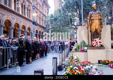 Sydney, Australien. April 2024. Gouverneur von New South Wales und die Vice Regal Party hören die australische Nationalhymne während des Sunset Service am 25. April 2024 im Martin Place Cenotaph in Sydney, Australien Credit: IOIO IMAGES/Alamy Live News Stockfoto