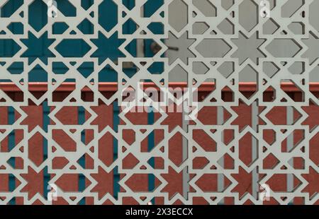 Bangkok, Thailand - 15. April 2024 - zartes geschnitztes Holz mit traditionellen geometrischen Mustern schmückt eine Wand in der Bang O Moschee. Leerzeichen für Text, Auswahl Stockfoto