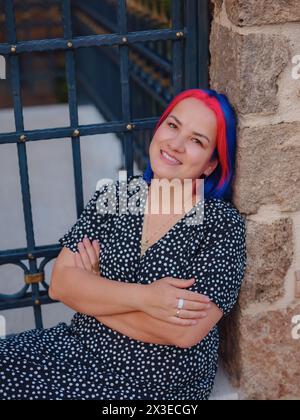 Weibliche Sommer-Altstadt Spaziergang in Antalya Türkei. Eine Frau mit bunten Haaren und Kleidern erkundet anmutig die historischen Straßen. Visuelle Sinfonie, die Vergangenheit und Gegenwart in Einklang bringt. Stockfoto