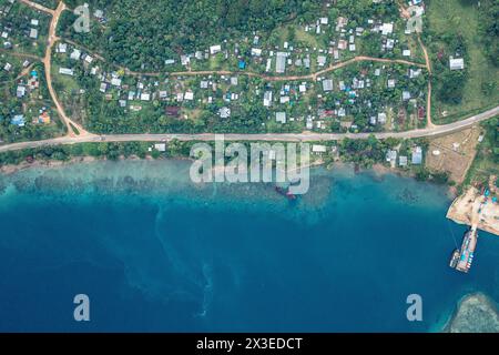 Drohnenblick auf einen Teil der kleinen Insel Sanma in Vanuatu, Südpazifik. Türkisfarbenes Wasser, reisen Stockfoto