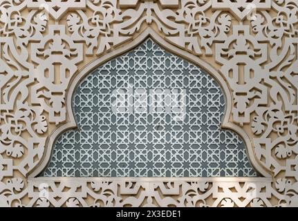 Bangkok, Thailand - 15. April 2024 - arabische muslimische Architekturdekoration. Islamische traditionelle Architektur mit Arabesken-Muster Bogenrahmen, ein IS Stockfoto