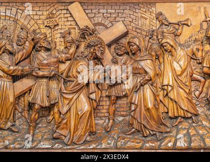 MAILAND, ITALIEN - 5. MÄRZ 2024: Das geschnitzte Relief Jesus trifft seine Mutter Maria (Kreuz) das Kreuz in der Kirche Chiesa di San Camillo Stockfoto