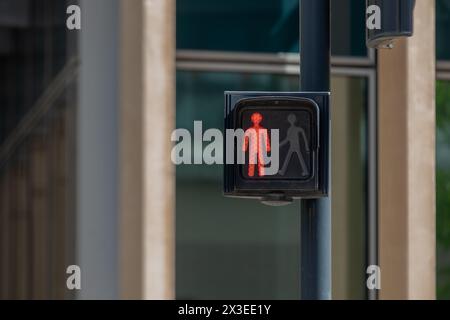 Berühmte rote Fußgängerampel in Paris, Frankreich - urbane Straßenszene Stockfoto