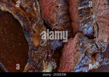 Foto von Nahaufnahme des argentinischen Asado. Roastbeef Rippchen, traditionelle argentinische Küche. Barbecue Stockfoto