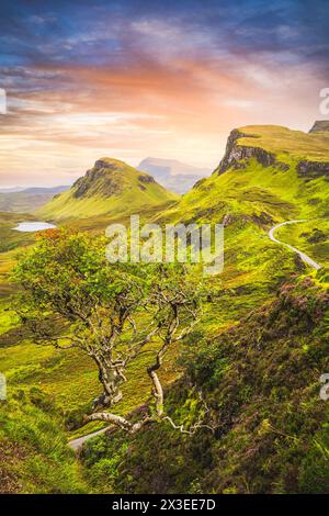 Malerischer vertikaler Blick auf die Quiraing Mountains in Isle of Skye, schottisches Hochland, Großbritannien Stockfoto