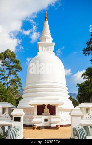 Stupa in der Internationalen Buddhistischen Zentrum Tempel in Nuwara Eliya, Sri Lanka. Stockfoto