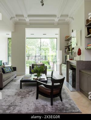 Architektonisch gestaltetes Wohnzimmer in einem stilvollen Apartment in Brüssel, Belgien, Europa Stockfoto