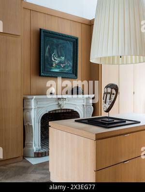 Große Pendelleuchte mit heller Holztäfelung in stilvollem Apartment in Brüssel, Belgien, Europa Stockfoto