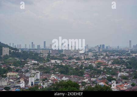 Blick vom chinesischen buddhistischen Tempel Kek Lok Si auf die Stadt George auf Penang in Malaysia Stockfoto