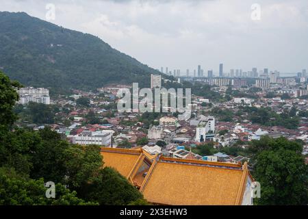 Blick vom chinesischen buddhistischen Tempel Kek Lok Si auf die Stadt George auf Penang in Malaysia Stockfoto