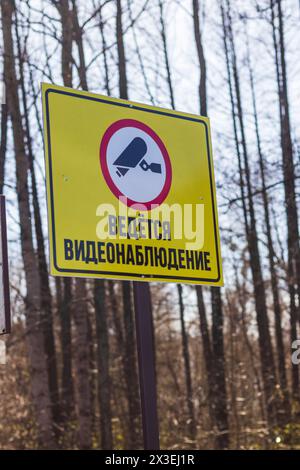 Warnschild in russischer Sprache, überwacht Stockfoto