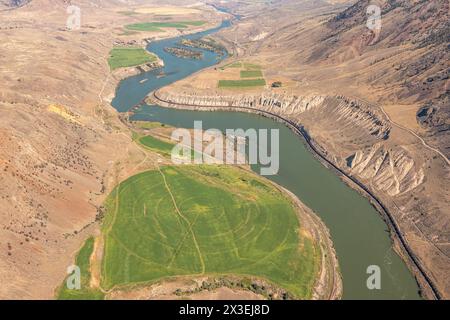 Vertikale Aussichtsoberfläche des Flusses zwischen den Bergen. Luftbild von Drohne. Ruhiger Bildschirmschoner. Stockfoto