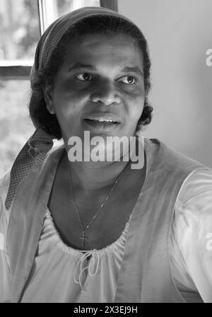 Nahaufnahme einer hispanischen Frau in Kolonialkleidung im historischen Viertel Old Saint Augustine, Florida, USA. Stockfoto