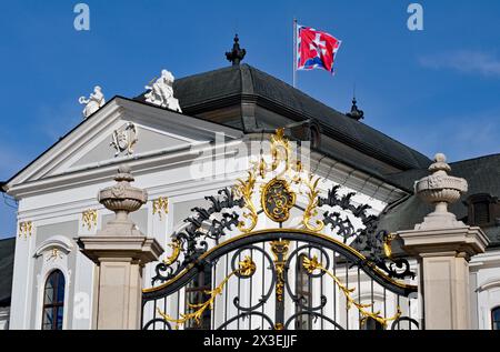 Reich verziertes Eingangstor am historischen Grassalkowitsch-Palast in Bratislava, heute Residenz des Präsidenten der Slowakei. Stockfoto