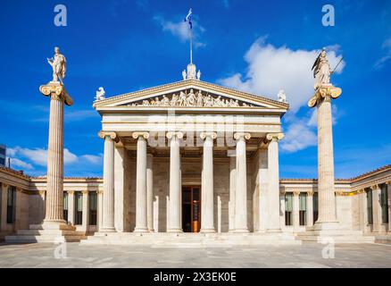 Das Hauptgebäude der Akademie von Athen, einer von Theophil Hansen's Trilogie im Zentrum von Athen, Griechenland Stockfoto