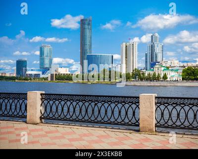 Jekaterinburg Stadtzentrum Skyline und Iset Fluss. Jekaterinburg ist die viertgrößte Stadt in Russland und in der Mitte des Gebiets Swerdlowsk. Stockfoto