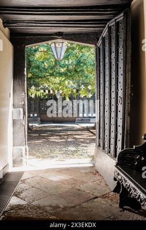 Blick durch die große Tür zum Innenhof der Speke Hall, dem National Trust Tudor Manor House, Liverpool, England, Großbritannien. Stockfoto