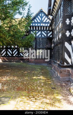 Dekorative Außenseite aus Flechtwerk in Speke Hall, das unter der Denkmalschutzliste des National Trust Tudor Manor House, Liverpool, England, Großbritannien. Stockfoto