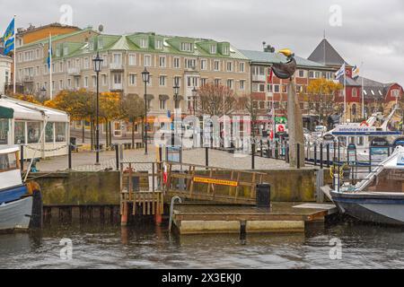 Stromstad, Schweden - 1. November 2016: Small Town Water Front Pier Dock am Herbsttag. Stockfoto