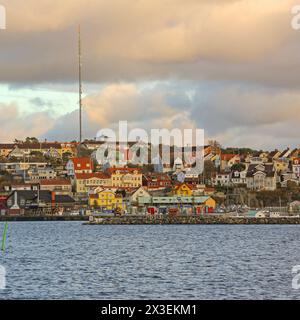 Stromstad, Schweden - 1. November 2016: Wohngebäude Skyline der Stadt am Herbstnachmittag mit Meerblick. Stockfoto