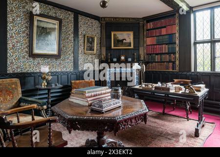 Antikes Mobiliar in Speke Hall, Klasse I, gelistetes Manor House des National Trust Tudor, Liverpool, England, Großbritannien. Stockfoto