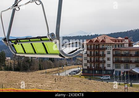 Skilift ohne Leute an einem sonnigen Tag. Freizeit. Schulferien Stockfoto