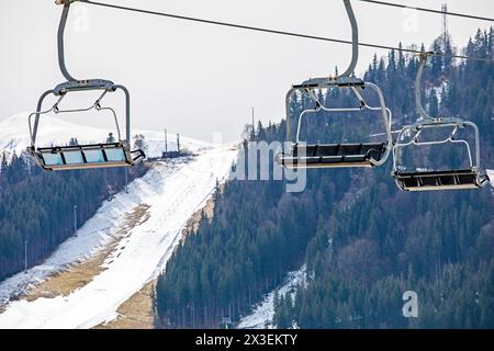 Skilift ohne Personen an einem sonnigen Tag auf der Piste. Freizeit. Schulferien Stockfoto