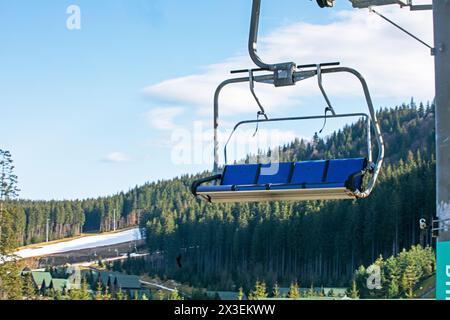 Skilift ohne Leute an einem sonnigen Tag. Freizeit. Schulferien Stockfoto