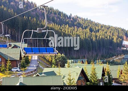 Skilift ohne Leute an einem sonnigen Tag. Freizeit. Schulferien Stockfoto