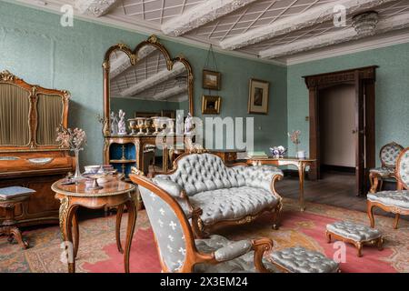 Antikes Mobiliar im Salon in Speke Hall, dem National Trust Tudor Manor House, Liverpool, England, Großbritannien. Stockfoto