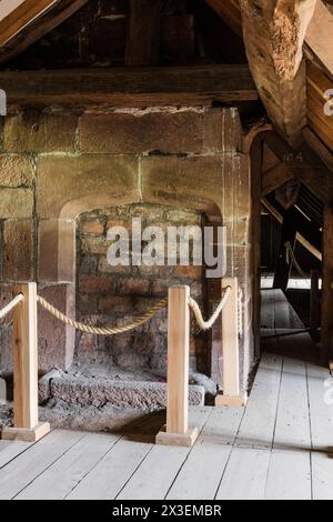 Abseilen vom Kamin im Dachboden von Speke Hall, dem National Trust Tudor Manor House, Liverpool, England, Großbritannien. Stockfoto