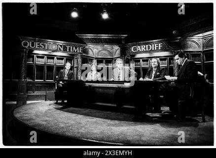 PETER SISSONS, GORDON BROWN, FRAGESTUNDE, 1993: Moderator Peter Sissons (1942–2019) und das Panel bereiten sich auf die Aufnahme der Fragestunde in den Culverhouse Cross ITV Studios in Cardiff, Wales am 18. März 1993 vor. Die Podiumsdiskussion für die Show war: Gordon Brown, John Harvey-Jones, David Hunt, Ieuan Wyn Jones. INFO: Question Time, ein BBC-Fernsehprogramm für aktuelle Angelegenheiten, bietet eine Plattform für politische Debatten und Diskussionen. Seit 1979 wird es von einer Jury aus Politikern, Journalisten und Persönlichkeiten des öffentlichen Lebens ausgestrahlt, die einen lebhaften Austausch über aktuelle Themen der Nation führen. Stockfoto