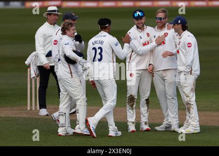 Essex Simon Hamer feiert mit seinen Teamkollegen nach dem Bowling von Durham's Graham Clark während des LV= County Championship Matches zwischen Durham County Cricket Club und Essex am 26. April 2024 im Seat Unique Riverside, Chester le Street. (Foto: Mark Fletcher | MI News) Credit: MI News & Sport /Alamy Live News Stockfoto