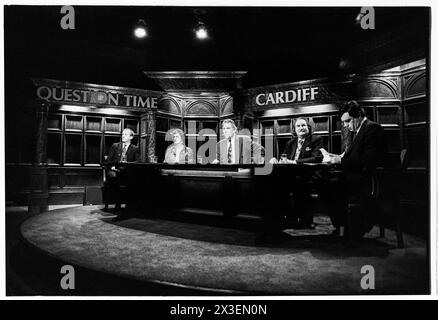 PETER SISSONS, GORDON BROWN, FRAGESTUNDE, 1993: Moderator Peter Sissons (1942–2019) und das Panel bereiten sich auf die Aufnahme der Fragestunde in den Culverhouse Cross ITV Studios in Cardiff, Wales am 18. März 1993 vor. Die Podiumsdiskussion für die Show war: Gordon Brown, John Harvey-Jones, David Hunt, Ieuan Wyn Jones. INFO: Question Time, ein BBC-Fernsehprogramm für aktuelle Angelegenheiten, bietet eine Plattform für politische Debatten und Diskussionen. Seit 1979 wird es von einer Jury aus Politikern, Journalisten und Persönlichkeiten des öffentlichen Lebens ausgestrahlt, die einen lebhaften Austausch über aktuelle Themen der Nation führen. Stockfoto