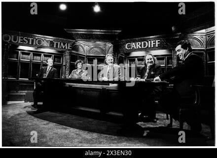 PETER SISSONS, GORDON BROWN, FRAGESTUNDE, 1993: Moderator Peter Sissons (1942–2019) und das Panel bereiten sich auf die Aufnahme der Fragestunde in den Culverhouse Cross ITV Studios in Cardiff, Wales am 18. März 1993 vor. Die Podiumsdiskussion für die Show war: Gordon Brown, John Harvey-Jones, David Hunt, Ieuan Wyn Jones. INFO: Question Time, ein BBC-Fernsehprogramm für aktuelle Angelegenheiten, bietet eine Plattform für politische Debatten und Diskussionen. Seit 1979 wird es von einer Jury aus Politikern, Journalisten und Persönlichkeiten des öffentlichen Lebens ausgestrahlt, die einen lebhaften Austausch über aktuelle Themen der Nation führen. Stockfoto