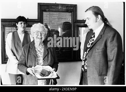 BARONESS WHITE, PIONIERPOLITIKERIN, 1995: Eirene White, Baroness White (1909–1999), fotografiert bei einer Verleihung des Lebenswerks der Studentenvereinigung der Universität Cardiff am 7. Juni 1995. Foto: Rob Watkins. INFO: Baroness Eirene White, eine britische Labour-Politikerin, geboren 1909, war eine prominente Persönlichkeit in der walisischen und britischen Politik der Nachkriegszeit. Als Parlamentsabgeordnete für 20 Jahre (1950-1970) und später als Life Peer setzte sie sich für fortschrittliche Anliegen ein, insbesondere für Sozialfürsorge und Frauenrechte, und hinterließ einen nachhaltigen Einfluss auf die britische Gesellschaft. Stockfoto