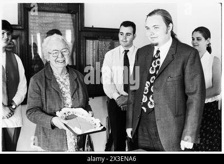 BARONESS WHITE, PIONIERPOLITIKERIN, 1995: Eirene White, Baroness White (1909–1999) fotografiert bei einer Preisverleihung in der Studentenunion der Universität Cardiff am 7. Juni 1995. Die Auszeichnung wurde von Union President 94/95, Vicky Alexander (heute Victoria Starmer) auf der rechten Seite des Rahmens verliehen. Foto: Rob Watkins. INFO: Baroness Eirene White, eine britische Labour-Politikerin, geboren 1909, war eine prominente Persönlichkeit in der walisischen und britischen Politik der Nachkriegszeit. Als Parlamentsabgeordnete für 20 Jahre (1950-1970) und später als Life Peer setzte sie sich für progressive Anliegen ein. Stockfoto