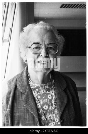 BARONESS WHITE, PIONIERPOLITIKERIN, 1995: Eirene White, Baroness White (1909–1999), fotografiert bei einer Verleihung des Lebenswerks der Studentenvereinigung der Universität Cardiff am 7. Juni 1995. Foto: Rob Watkins. INFO: Baroness Eirene White, eine britische Labour-Politikerin, geboren 1909, war eine prominente Persönlichkeit in der walisischen und britischen Politik der Nachkriegszeit. Als Parlamentsabgeordnete für 20 Jahre (1950-1970) und später als Life Peer setzte sie sich für fortschrittliche Anliegen ein, insbesondere für Sozialfürsorge und Frauenrechte, und hinterließ einen nachhaltigen Einfluss auf die britische Gesellschaft. Stockfoto