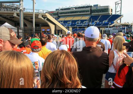 Canton, Ohio, USA - 3. August 2023: Eine Gruppe verschiedener Personen, die vor einem großen Stadion stehen, einige plaudern, andere fotografieren. Stockfoto