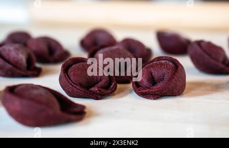 Rote-Bete-Tortelli für den Topf, ein Medley aus Ricotta und Käse. Italienische Küche in Nahaufnahme, Gourmet-Pasta, die den Gaumen verzaubert. I Stockfoto