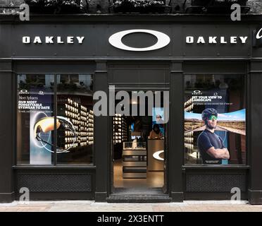 Oakley Brillenladen in der Carnaby Street, Soho, London, England. Stockfoto