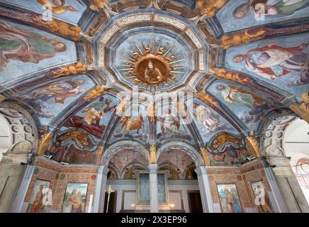 MAILAND, ITALIEN - 4. MÄRZ 2024: Deckenfresken in der Kapelle der Kirche Chiesa di Santa Maria alla Fontana von unbekanntem Künstler aus 16 Jahren. Cent. Stockfoto