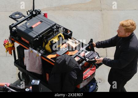 Trafalgar Square, London, Großbritannien. April 2024. Regisseur Christopher McQuarrie und Crew am Trafalgar Square, blockieren und üben einen Steadicam-Menschenschuss. Quelle: Matthew Chattle/Alamy Live News Stockfoto